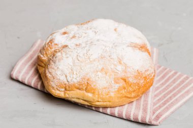 Peçetenin üstünde taze taze taze ekmek, üst manzara. Sağlıklı mayasız ekmek. Fransız ekmeği. Üst görünüm Fırın ürünleri.