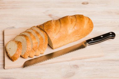 Köy manzaralı peçeteli taze dilimlenmiş ekmek çeşitleri. Sağlıklı mayasız ekmek. Fransız ekmeği dilimi.