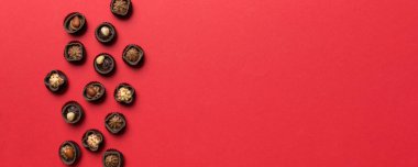 Renkli masa üzerinde farklı çikolata çeşitleri var. Kopya alanı ile Üst Görünüm ve Düz Yatay.