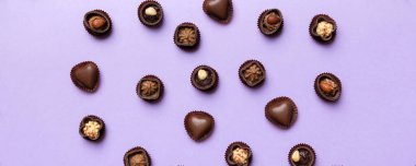 Renkli masa üzerinde farklı çikolata çeşitleri var. Üst Görünüm ve Düz Yatay.