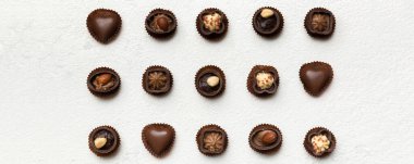 Renkli masa üzerinde farklı çikolata çeşitleri var. Üst Görünüm ve Düz Yatay.