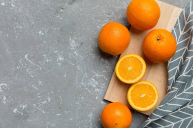 Masada taze olgun portakallar var. Üst Görünüm Düz.