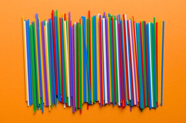 Renkli arka plan, üst görünüm kokteyl için çok renkli plastik tüpler.