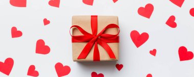 Sevgililer Günü kompozisyonu: Kırmızı hediye kutusu ve kalp. Noel hediyesi. Yukarıdan bak. Holday tebrik kartı.