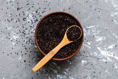 Kase içinde kinoa tohumu ve renkli arka planda kaşık. Küçük kasede sağlıklı kinwa. Sağlıklı süper yiyecekler.