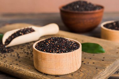 Kase içinde kinoa tohumu ve renkli arka planda kaşık. Küçük kasede sağlıklı kinwa. Sağlıklı süper yiyecekler.