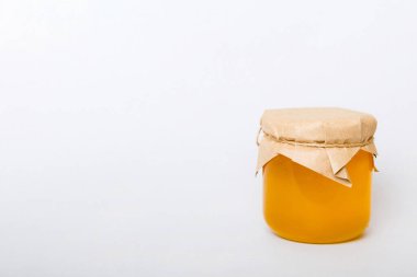 Renkli arka planda bal dolu cam kavanoz. Bal Şişesi Model.