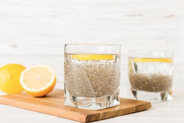 Sağlıklı kahvaltı ya da sabah chia tohumu ve limon, vejetaryen yiyecekler, diyet ve sağlık konsepti. Limonlu Chia pudingi.