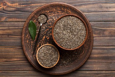 Kavanozda Chia tohumu ve renkli arka planda kaşık. Sağlıklı Salvia Hispanikleri küçük kasede. Sağlıklı süper yiyecekler.