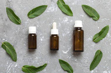 Cam Şişedeki Doğal Nane Özeli Yağı. Renkli arka planda nane özlü bitkisel kozmetik ürünleri.