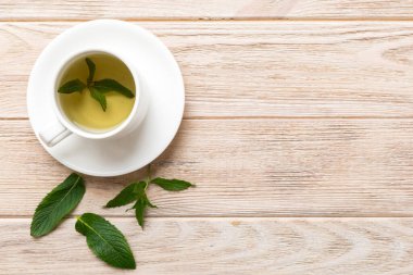 Arka planda bir fincan nane çayı. Fotokopi alanı ile taze nane görünümlü yeşil çay.