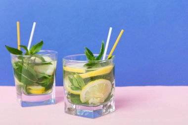 Mojito yaz serinletici buzlu ve naneli kokteyl. Limonlu, limonlu ve naneli mojito kokteyli..