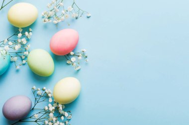 Mutlu Paskalya kompozisyonu. Renkli masada çingene yumurtaları var. Doğal boyalı renkli yumurtalar arkaplan arkaplan görünümü kopya alanı ile.