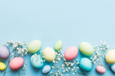 Mutlu Paskalya kompozisyonu. Renkli masada çingene yumurtaları var. Doğal boyalı renkli yumurtalar arkaplan arkaplan görünümü kopya alanı ile.