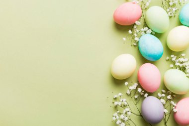 Mutlu Paskalya kompozisyonu. Renkli masada çingene yumurtaları var. Doğal boyalı renkli yumurtalar arkaplan arkaplan görünümü kopya alanı ile.
