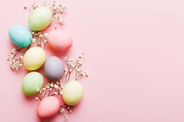Mutlu Paskalya kompozisyonu. Renkli masada çingene yumurtaları var. Doğal boyalı renkli yumurtalar arkaplan arkaplan görünümü kopya alanı ile.