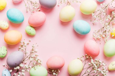 Mutlu Paskalya kompozisyonu. Renkli masada çingene yumurtaları var. Doğal boyalı renkli yumurtalar arkaplan arkaplan görünümü kopya alanı ile.