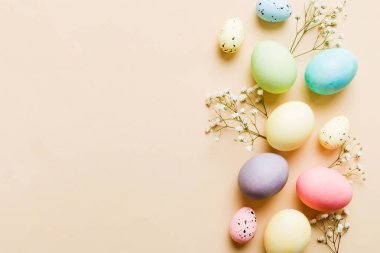 Mutlu Paskalya kompozisyonu. Renkli masada çingene yumurtaları var. Doğal boyalı renkli yumurtalar arkaplan arkaplan görünümü kopya alanı ile.
