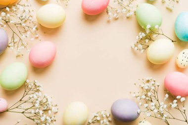Mutlu Paskalya kompozisyonu. Renkli masada çingene yumurtaları var. Doğal boyalı renkli yumurtalar arkaplan arkaplan görünümü kopya alanı ile.