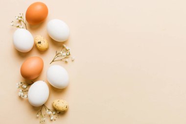 Mutlu Paskalya kompozisyonu. Renkli masada çingene yumurtaları var. Doğal boyalı renkli yumurtalar arkaplan arkaplan görünümü kopya alanı ile.