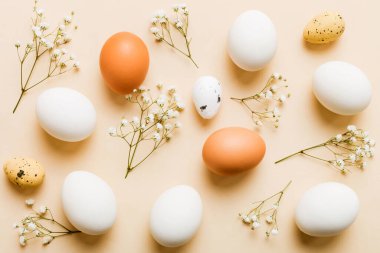 Mutlu Paskalya kompozisyonu. Renkli masada çingene yumurtaları var. Doğal boyalı renkli yumurtalar arkaplan arkaplan görünümü kopya alanı ile.