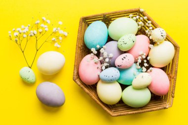 Mutlu Paskalya kompozisyonu. Paskalya yumurtaları renkli masada, çingeneyle birlikte. Doğal boyalı renkli yumurtalar arkaplan arkaplan görünümü kopya alanı ile.