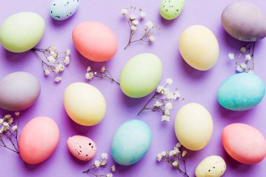 Mutlu Paskalya kompozisyonu. Renkli masada çingene yumurtaları var. Doğal boyalı renkli yumurtalar arkaplan arkaplan görünümü kopya alanı ile.