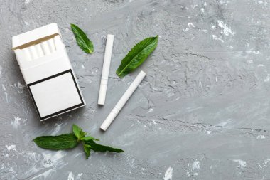 Bir paket mentollü sigara ve renkli masada taze nane şekeri, mentollü sigaralar düz yerde yatıyordu..