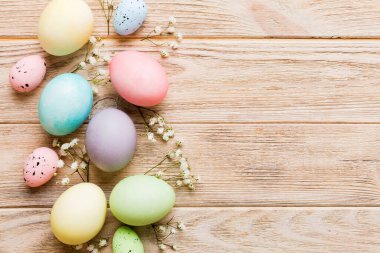 Mutlu Paskalya kompozisyonu. Renkli masada çingene yumurtaları var. Doğal boyalı renkli yumurtalar arkaplan arkaplan görünümü kopya alanı ile.