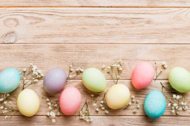 Mutlu Paskalya kompozisyonu. Renkli masada çingene yumurtaları var. Doğal boyalı renkli yumurtalar arkaplan arkaplan görünümü kopya alanı ile.