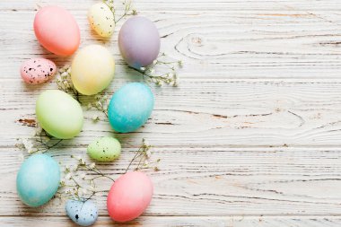 Mutlu Paskalya kompozisyonu. Renkli masada çingene yumurtaları var. Doğal boyalı renkli yumurtalar arkaplan arkaplan görünümü kopya alanı ile.