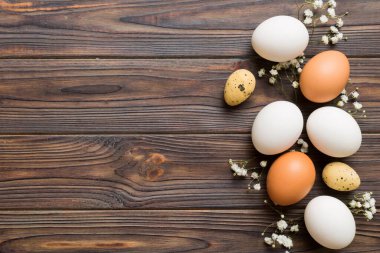 Mutlu Paskalya kompozisyonu. Renkli masada çingene yumurtaları var. Doğal boyalı renkli yumurtalar arkaplan arkaplan görünümü kopya alanı ile.