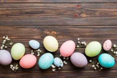 Mutlu Paskalya kompozisyonu. Renkli masada çingene yumurtaları var. Doğal boyalı renkli yumurtalar arkaplan arkaplan görünümü kopya alanı ile.