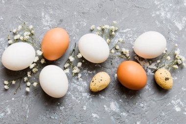 Mutlu Paskalya kompozisyonu. Renkli masada çingene yumurtaları var. Doğal boyalı renkli yumurtalar arkaplan arkaplan görünümü kopya alanı ile.