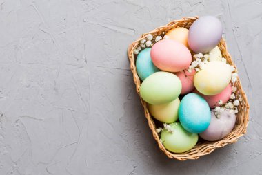 Mutlu Paskalya kompozisyonu. Paskalya yumurtaları renkli masada, çingeneyle birlikte. Doğal boyalı renkli yumurtalar arkaplan arkaplan görünümü kopya alanı ile.