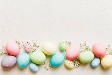 Mutlu Paskalya kompozisyonu. Renkli masada çingene yumurtaları var. Doğal boyalı renkli yumurtalar arkaplan arkaplan görünümü kopya alanı ile.