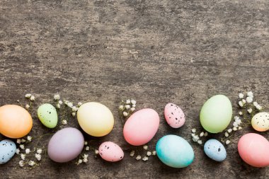 Mutlu Paskalya kompozisyonu. Renkli masada çingene yumurtaları var. Doğal boyalı renkli yumurtalar arkaplan arkaplan görünümü kopya alanı ile.