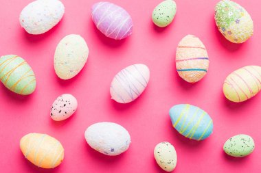 Renkli arka planda dekoratif paskalya yumurtaları. Paskalya yumurtaları kopyalama alanı olan üst görünüm koleksiyonu.