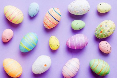 Renkli arka planda dekoratif paskalya yumurtaları. Paskalya yumurtaları kopyalama alanı olan üst görünüm koleksiyonu.