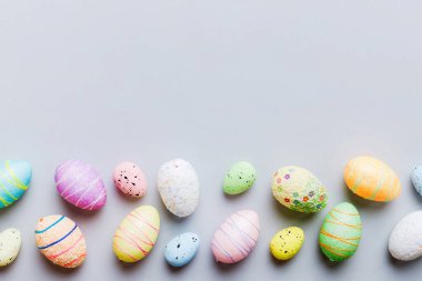 Renkli arka planda dekoratif paskalya yumurtaları. Paskalya yumurtaları kopyalama alanı olan üst görünüm koleksiyonu.
