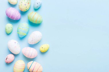 Renkli arka planda dekoratif paskalya yumurtaları. Paskalya yumurtaları kopyalama alanı olan üst görünüm koleksiyonu.