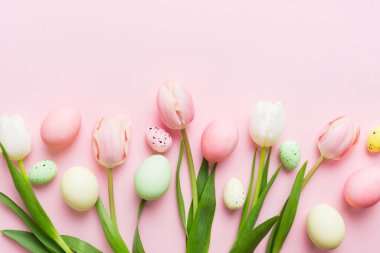 Mutlu Paskalya kompozisyonu. Renkli masada sarı laleli Paskalya yumurtaları. Doğal boyalı renkli yumurtalar arkaplan arkaplan görünümü kopya alanı ile.