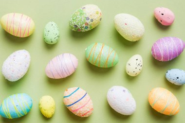 Renkli arka planda dekoratif paskalya yumurtaları. Paskalya yumurtaları kopyalama alanı olan üst görünüm koleksiyonu.