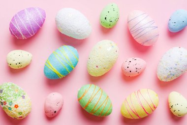 Renkli arka planda dekoratif paskalya yumurtaları. Paskalya yumurtaları kopyalama alanı olan üst görünüm koleksiyonu.