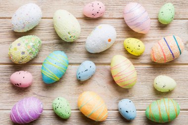 Renkli arka planda dekoratif paskalya yumurtaları. Paskalya yumurtaları kopyalama alanı olan üst görünüm koleksiyonu.