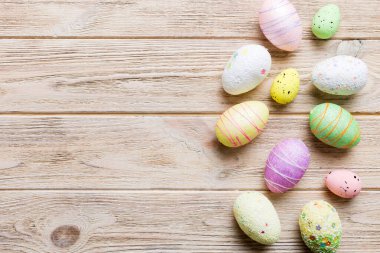 Renkli arka planda dekoratif paskalya yumurtaları. Paskalya yumurtaları kopyalama alanı olan üst görünüm koleksiyonu.