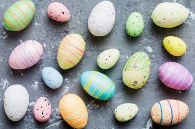 Renkli arka planda dekoratif paskalya yumurtaları. Paskalya yumurtaları kopyalama alanı olan üst görünüm koleksiyonu.