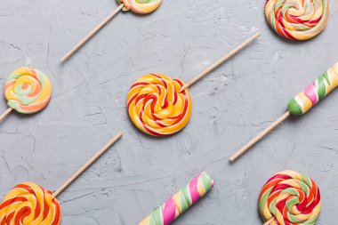 Renkli arka planda renkli lolipoplar. Yaz kavramı. Parti Mutlu Yıllar ya da Minimalist Kavram.