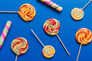 Renkli arka planda renkli lolipoplar. Yaz kavramı. Parti Mutlu Yıllar ya da Minimalist Kavram.