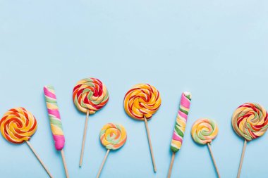 Renkli arka planda renkli lolipoplar. Yaz kavramı. Parti Mutlu Yıllar ya da Minimalist Kavram.